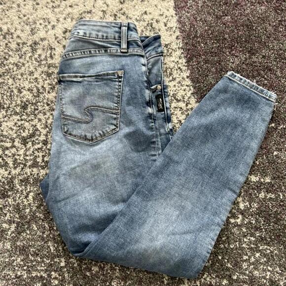 Silver Jeans Co. Women's Avery Skinny Distressed Blue Jeans - Picture 7 of 7